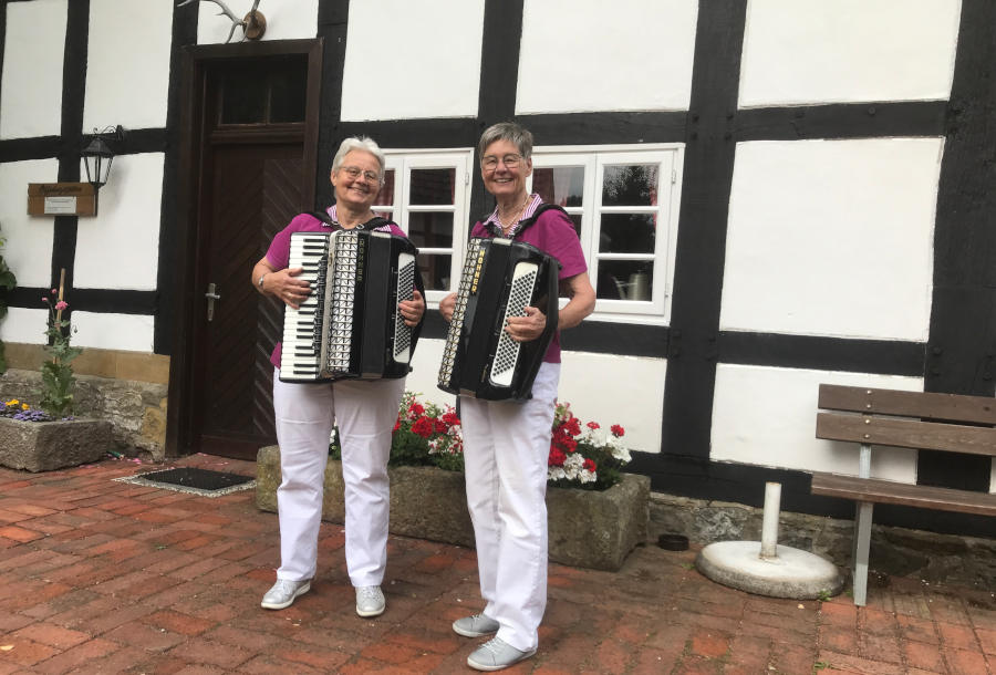 Das Akkordeon-Duo Claudia Albri (links) und Anneliese Tank eröffnen in diesem Jahr den Kultursommer auf dem Heimathof. Foto: Heimatverein Leopoldshöhe