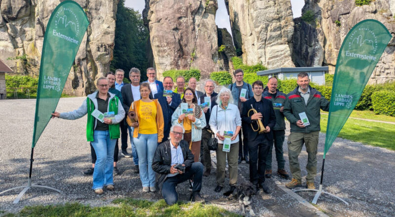 Die Kooperationspartner und Sponsoren laden gemeinsam zum Familienfest “Waldgeflüster” am 27. Juni von 11 bis 19 Uhr an die Externsteine ein: Biologische Station Lippe mit Naturfoto AG, BUND Lippe, Detmolder Kammerorchester, Landesverband Lippe, Lippische Landesbrandversicherung, NABU/Rolfscher Hof, Naturpark Teutoburger Wald/Eggegebirge, Schutzgemeinschaft Externsteine, Sparkasse Lemgo, Sparkasse Paderborn-Detmold-Höxter und Yoga Vidya Fotos: LVL