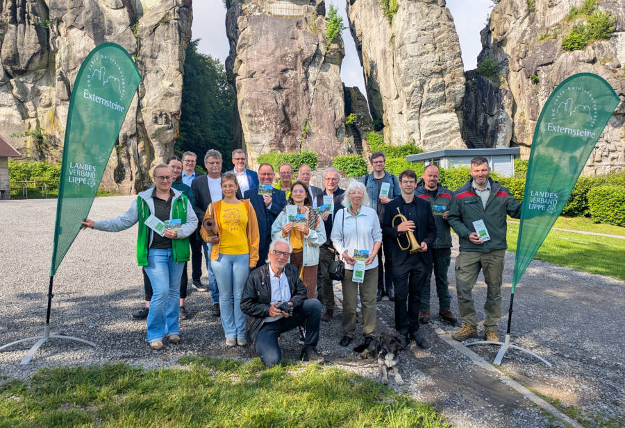 Die Kooperationspartner und Sponsoren laden gemeinsam zum Familienfest “Waldgeflüster” am 27. Juni von 11 bis 19 Uhr an die Externsteine ein: Biologische Station Lippe mit Naturfoto AG, BUND Lippe, Detmolder Kammerorchester, Landesverband Lippe, Lippische Landesbrandversicherung, NABU/Rolfscher Hof, Naturpark Teutoburger Wald/Eggegebirge, Schutzgemeinschaft Externsteine, Sparkasse Lemgo, Sparkasse Paderborn-Detmold-Höxter und Yoga Vidya Fotos: LVL