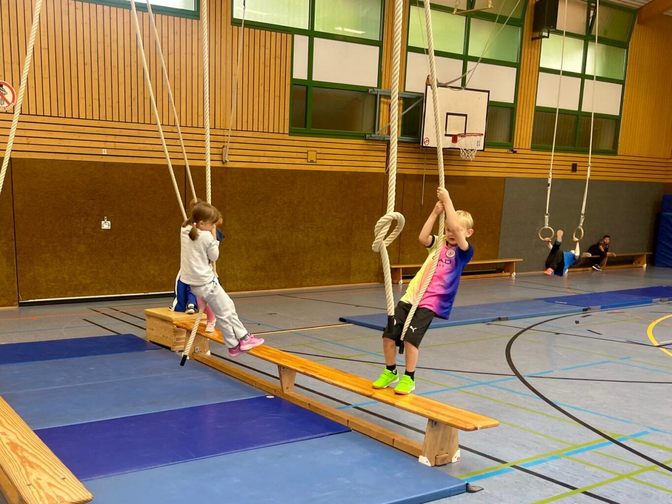 Beim Spiel- und Sportfest konnten die Kinder viele Turngeräte ausprobieren. Foto: Privat