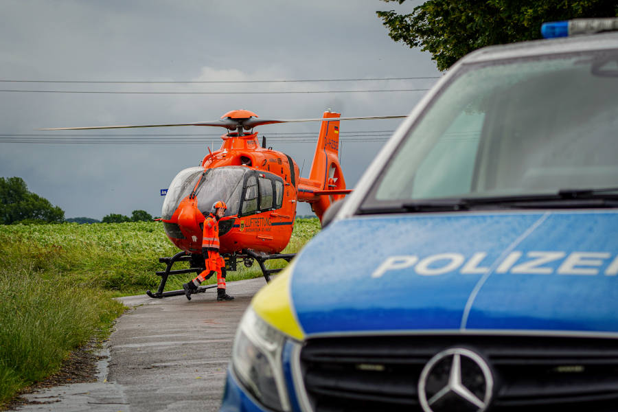 Der Hubschrauberpilot von Christopher 13 verabschiedet sich von der Unfallstelle. Foto: Die Blaulichtfotografen
