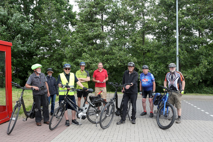 Die Teilnehmer und Teilnehmerinnen der Abschlussrunde des Stadtradelns fuhren unter der leitung von Michael Kriszan (Mitte) eine Runde um Leopoldshöhe. Foto: Edeltraud Dombert