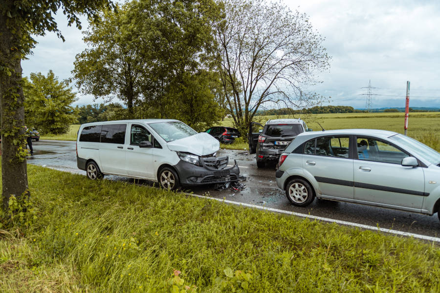 Die drei beteiligten Fahrzeuge auf der Straße kamen aus Richtung Bad Salzuflen, der PKW hinten zwischen den Bäumen war aus Leopoldshöhe in Richtung Bad Salzuflen unterwegs. Foto: Die Blaulichtfotografen