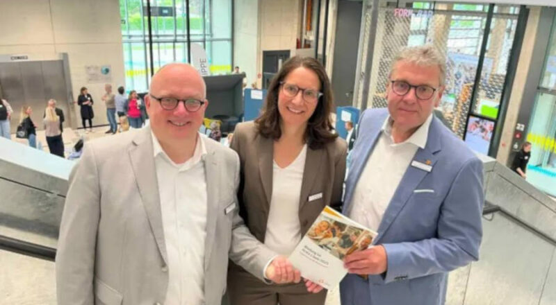 Landrat Meinolf Haase ( von rechts), Claudia Böhm-Kasper und Dirk Menzel halten den aktuellen Bildungsbericht in den Händen. Die Ergebnisse hat Claudia Böhm-Kasper in Lemgo vorgestellt. Foto: Kreis Lippe