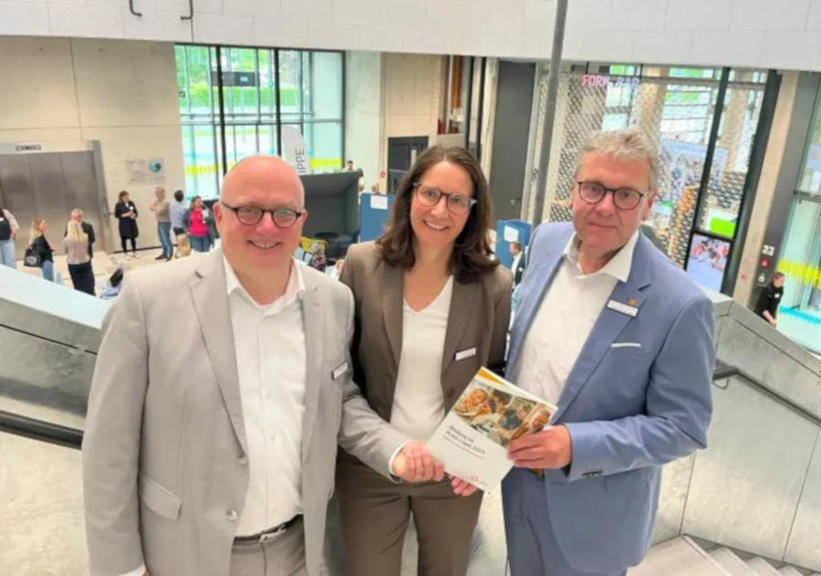 Landrat Meinolf Haase ( von rechts), Claudia Böhm-Kasper und Dirk Menzel halten den aktuellen Bildungsbericht in den Händen. Die Ergebnisse hat Claudia Böhm-Kasper in Lemgo vorgestellt. Foto: Kreis Lippe