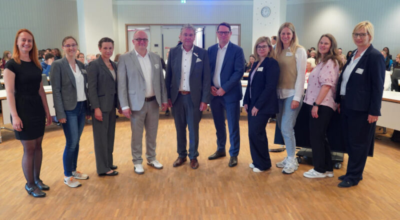 Vanessa Boschke (von links) Christin Wegener, Anika Rabe-Depner, Dirk Menzel (alle Koordinierungsstelle Schule – Beruf), Landrat Meinolf Haase, Marc Thiel Geschäftsführer Lippe Bildung eG, Sabine Gulfam Teamleiterin der Berufsberatung der Agentur für Arbeit Detmold-Paderborn, Imke Gerling Schulamtskoordinatorin, Sonja Müller und Ariane Wehmeier (beide Koordinierungsstelle Schule – Beruf). Foto: Lippe Bildung