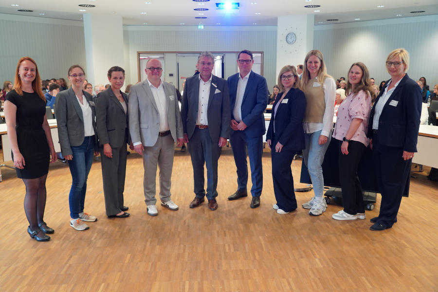Vanessa Boschke (von links) Christin Wegener, Anika Rabe-Depner, Dirk Menzel (alle Koordinierungsstelle Schule – Beruf), Landrat Meinolf Haase, Marc Thiel Geschäftsführer Lippe Bildung eG, Sabine Gulfam Teamleiterin der Berufsberatung der Agentur für Arbeit Detmold-Paderborn, Imke Gerling Schulamtskoordinatorin, Sonja Müller und Ariane Wehmeier (beide Koordinierungsstelle Schule – Beruf). Foto: Lippe Bildung