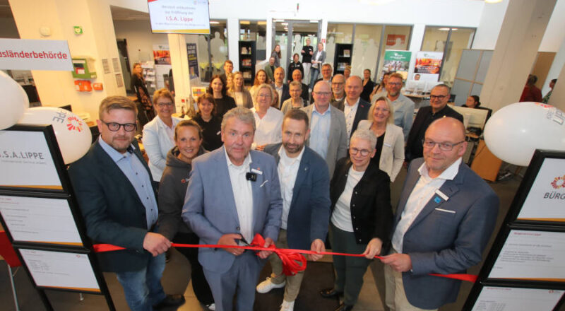 Eröffnen gemeinsam mit weiteren Akteuren und Gästen die I.S.A. Lippe (von links vorne): Moritz Lippa (Geschäftsführer Netzwerk Lippe), Jessica Keitel (Leiterin Kommunales Integrationsmanagement Kreis Lippe), Landrat Meinolf Haase, Björn Schröder (Leiter Ausländerbehörde Kreis Lippe), Mathilde Schulze-Middig (Agentur für Arbeit) und Stefan Susat (Leiter Jobcenter Lippe). Foto: Kreis Lippe