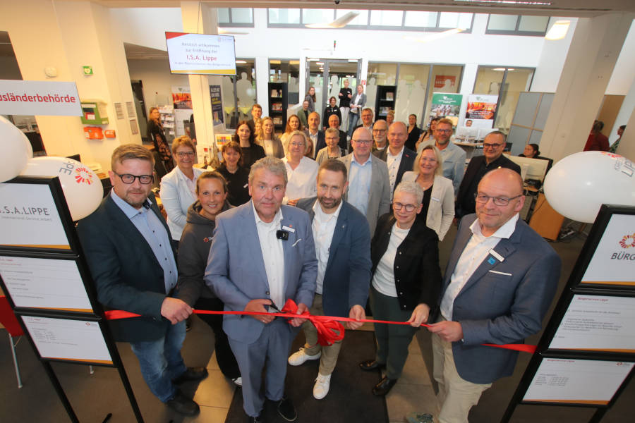 Eröffnen gemeinsam mit weiteren Akteuren und Gästen die I.S.A. Lippe (von links vorne): Moritz Lippa (Geschäftsführer Netzwerk Lippe), Jessica Keitel (Leiterin Kommunales Integrationsmanagement Kreis Lippe), Landrat Meinolf Haase, Björn Schröder (Leiter Ausländerbehörde Kreis Lippe), Mathilde Schulze-Middig (Agentur für Arbeit) und Stefan Susat (Leiter Jobcenter Lippe). Foto: Kreis Lippe