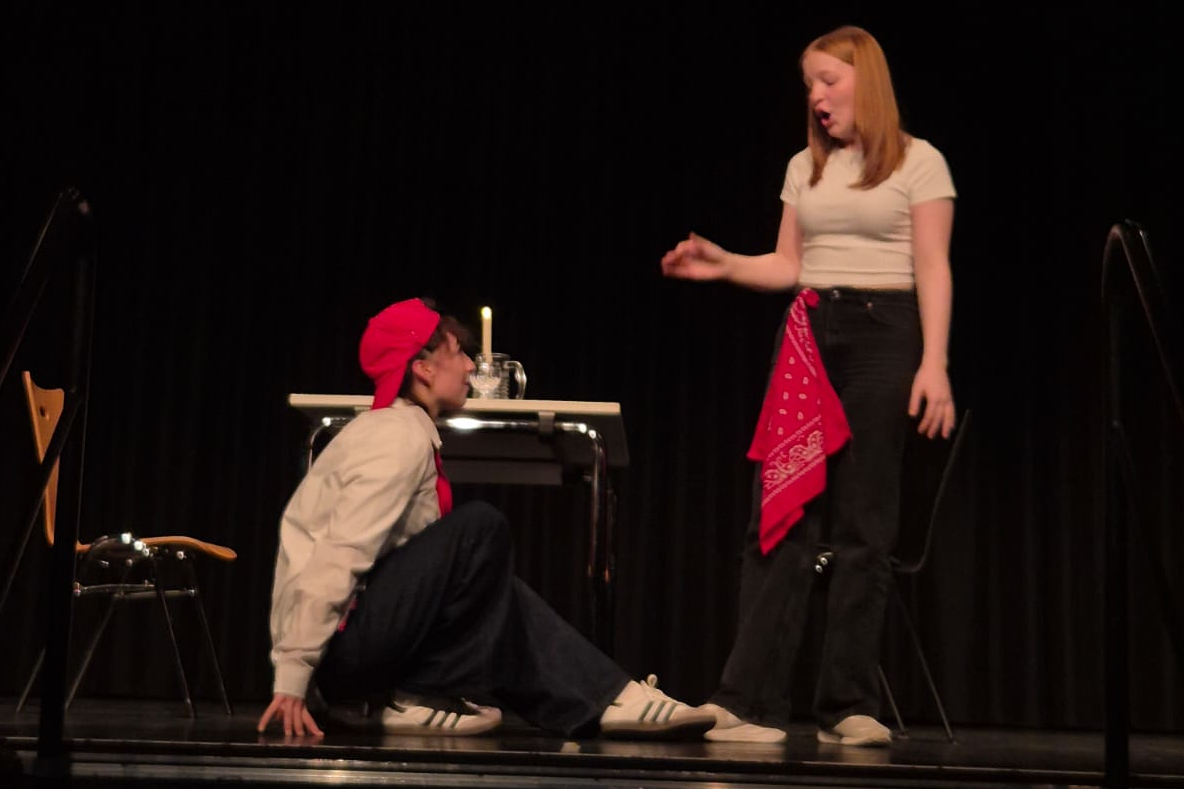 Anatoli Oinopolidou (sitzend) und Anna Truffel in der dramatischen Schlussszene von "Kabale und Liebe". Foto: FFG
