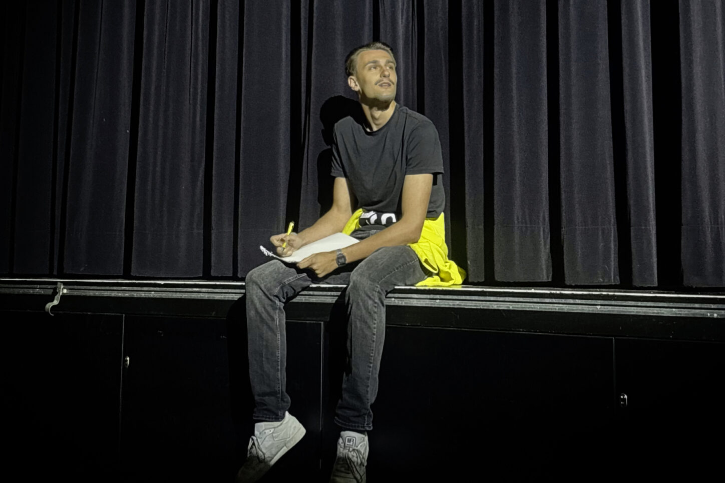 Vincent Fechtelpeter als Werther ringt um Worte in seinem Brief an Lotte. Foto: FFG
