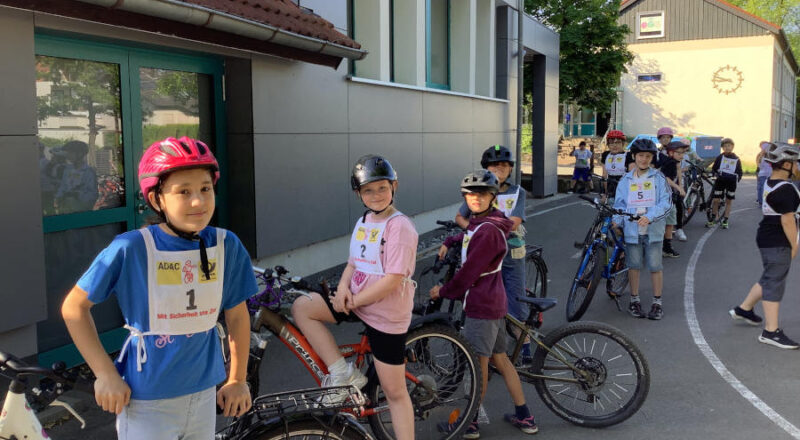 Am Start vor der praktischen Fahrradprüfung nehmen alle Kinder mit ihrem Fahrrad und einer Startnummer Aufstellung. Foto: Privat