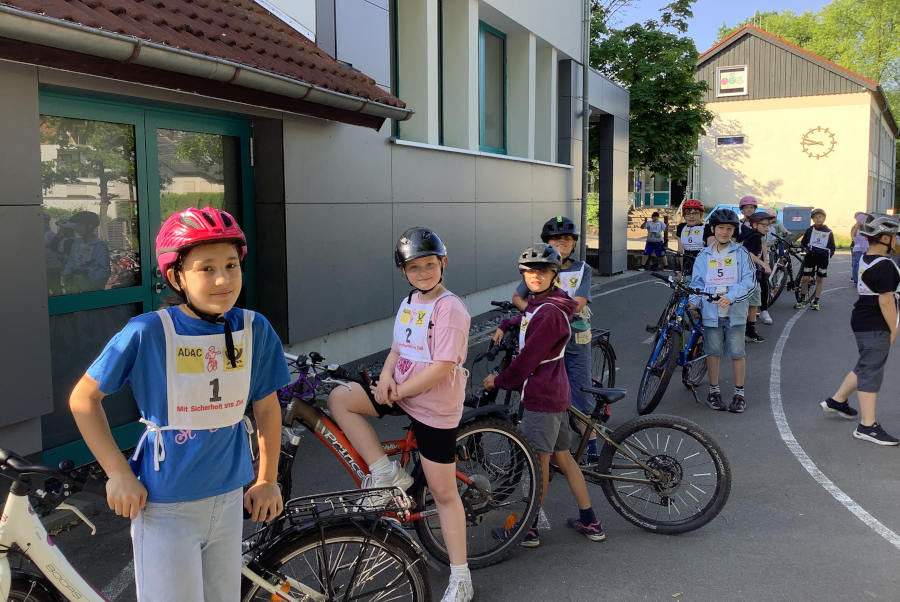 Am Start vor der praktischen Fahrradprüfung nehmen alle Kinder mit ihrem Fahrrad und einer Startnummer Aufstellung. Foto: Privat