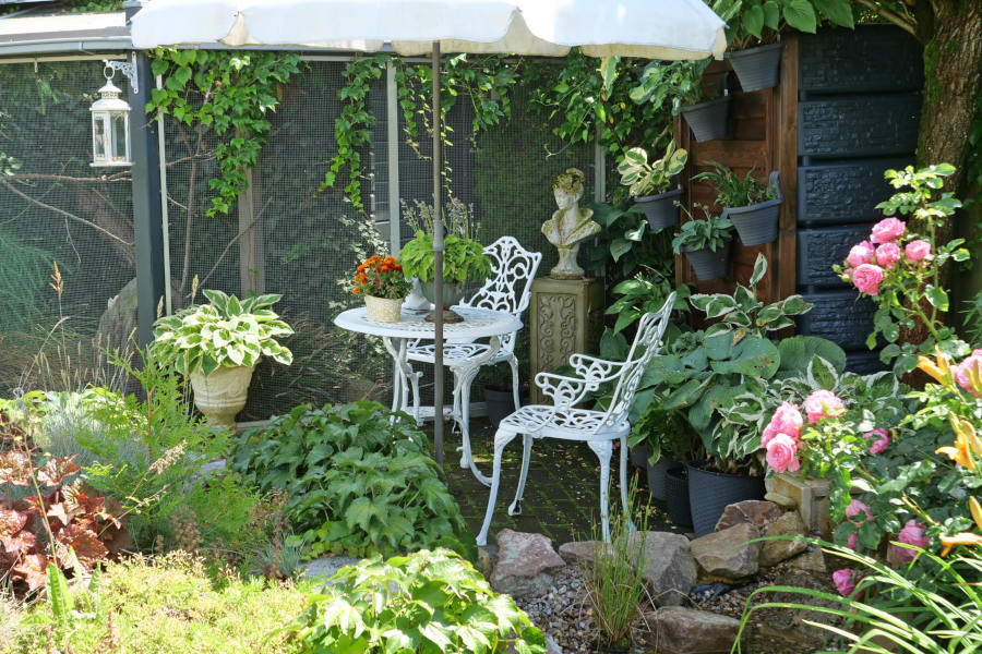 Die kleine Terrasse erlaubt Blicke in den Garten. Foto: Martin Düsterberg