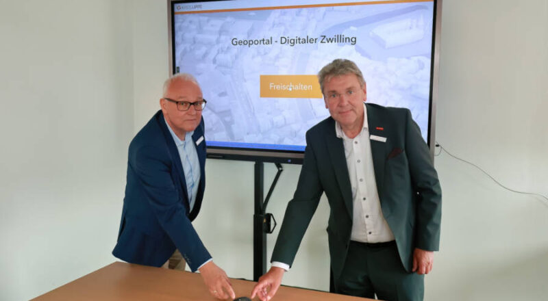 Geben den Startschuss für das neue Geoportal (von links) Stefan Ostrau und Landrat Meinolf Haase. Foto: Kreis Lippe