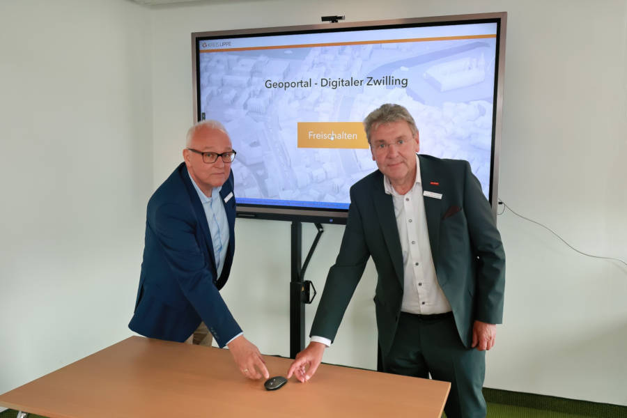 Geben den Startschuss für das neue Geoportal (von links) Stefan Ostrau und Landrat Meinolf Haase. Foto: Kreis Lippe