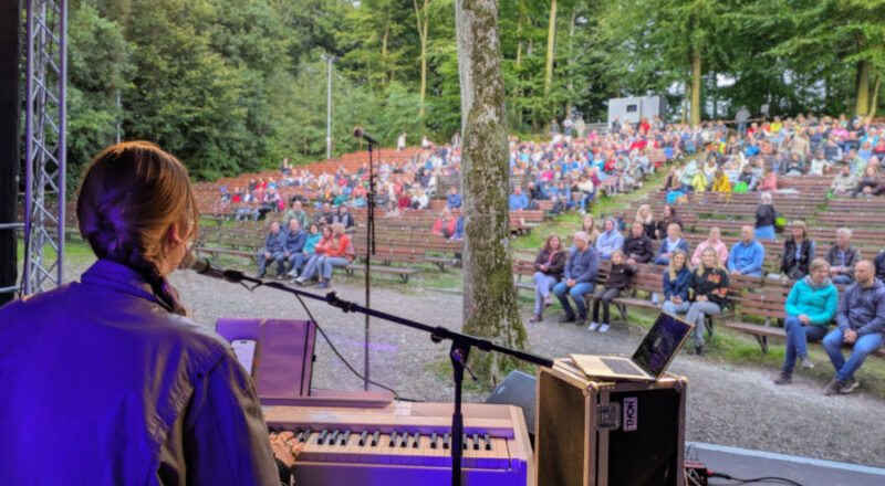 Sängerin Kelis Arlene präsentiert ihr Können beim „Hutkonzert“ im Rahmen des Mondscheinkinos 2025 Foto: LVL