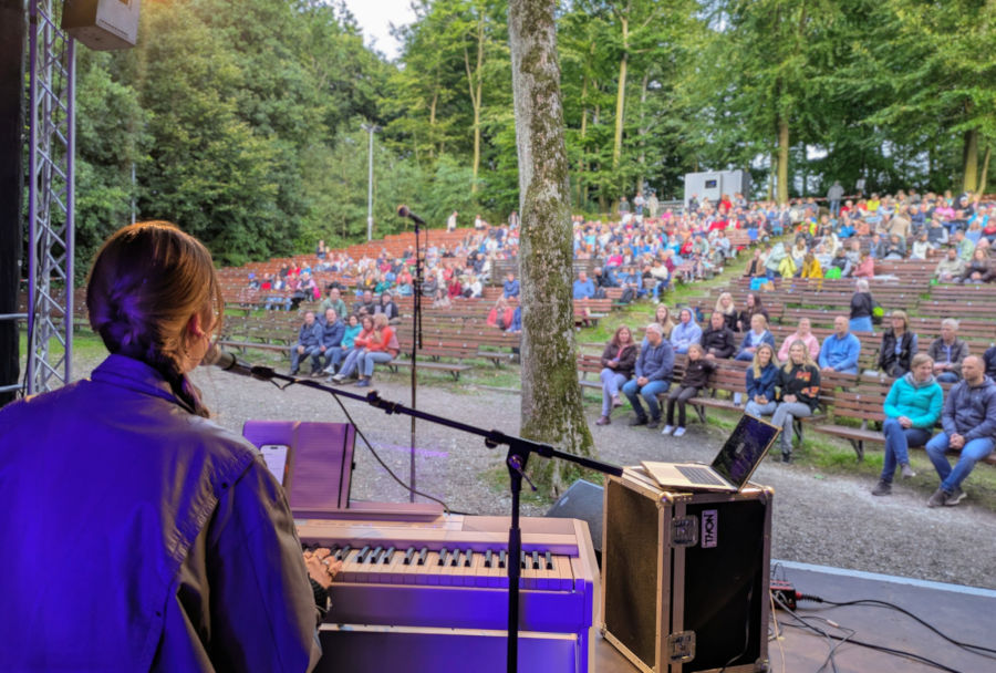 Sängerin Kelis Arlene präsentiert ihr Können beim „Hutkonzert“ im Rahmen des Mondscheinkinos 2025 Foto: LVL