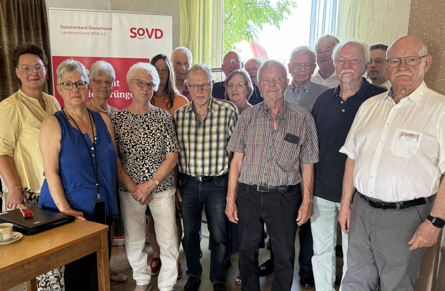 Die Gewählten vom SoVD (von links): Kerstin Topp, Sabine Mügge, Elisabeth Schmelzer, Hannelore Brinkmann, Barbara Trapp, Horst Kuhlmann, Axel Böcker, Monika Rehmert, Reinhold Nieden, Gustav Petersen, Heinz-Friedrich Strate, Franz Schrewe, Detlef-Cyrill Otte, Fabian Beine, Hans Koppmann. Foto: Privat