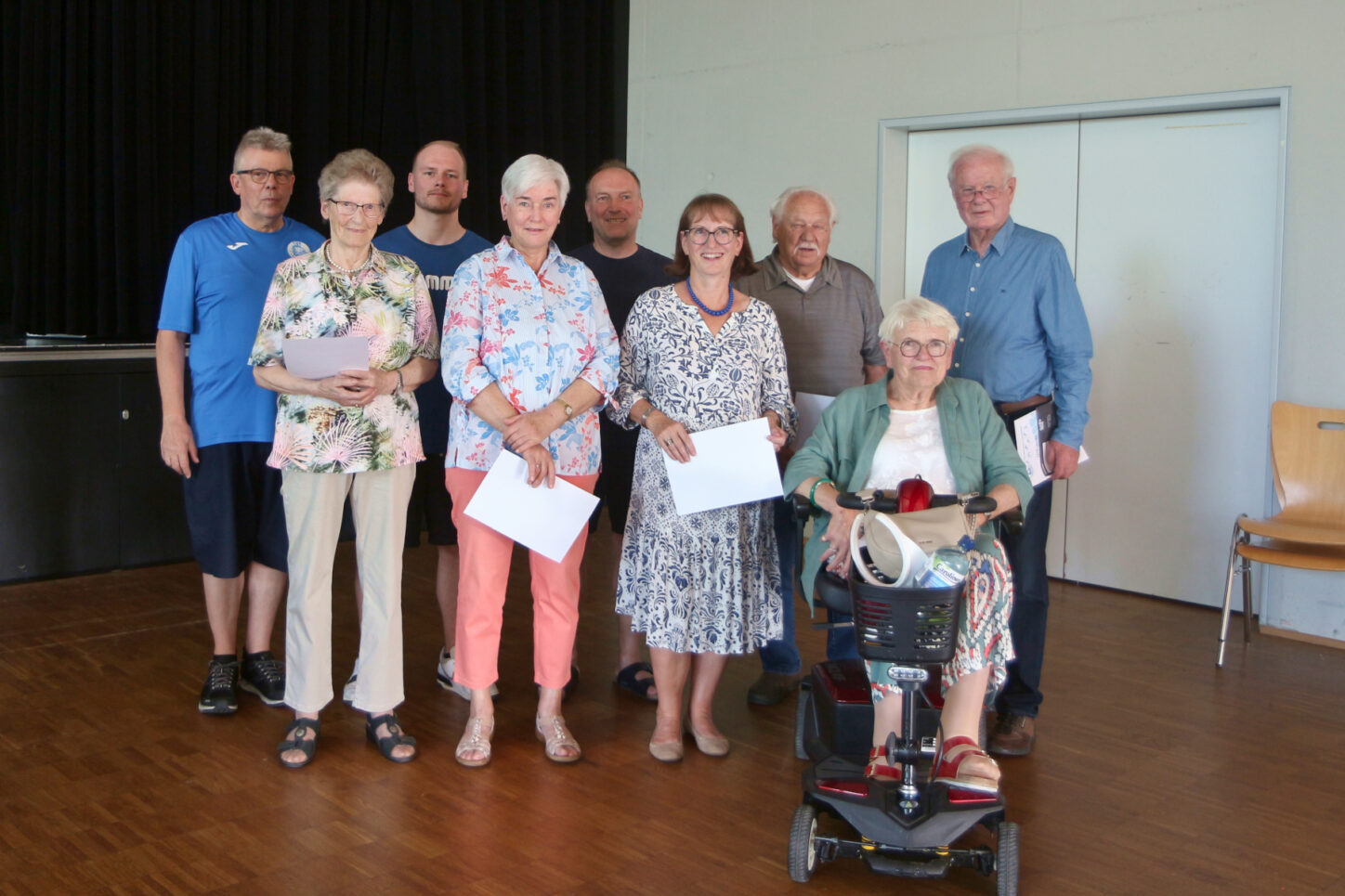 Die Jubilare des TuS Leopoldshöhe sind (von links) Horst Wolfmeier, Gisela Sunla, Fabian Niehage, Karin Rosenbaum, Karin Grundmann, Lutz Metzner, Margret Wagner und Johannes Müller. Foto: Thomas Dohna