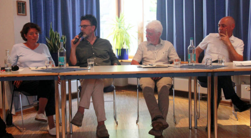 Diskussion über ein schwieriges Thema: Kerstin Vieregge, Robin Wagener, Fred Salomon und Bartolt Haase (von links). Foto: Lippische Landeskirche