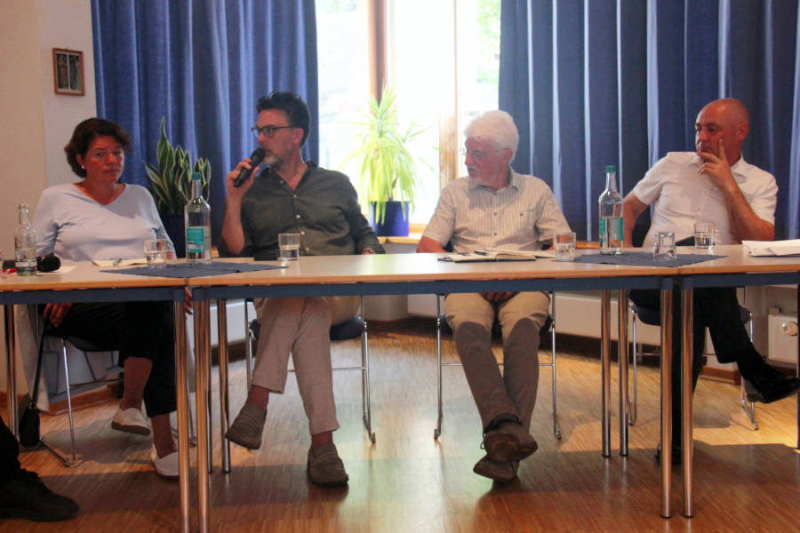 Diskussion über ein schwieriges Thema: Kerstin Vieregge, Robin Wagener, Fred Salomon und Bartolt Haase (von links). Foto: Lippische Landeskirche