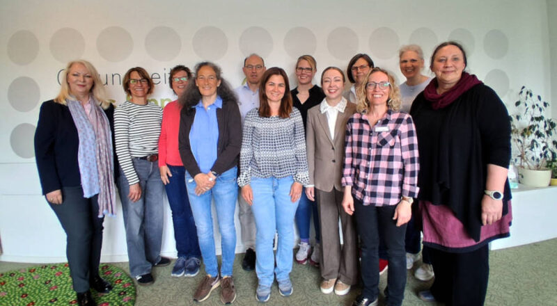 Wollen Familien in Lippe mit dem neuen Angebot unterstützen: Die Projektkoordinatorinnen, Ärztinnen, Ärzte und Lotsinnen des Gesundheitsamtes. Foto: Kreis Lippe