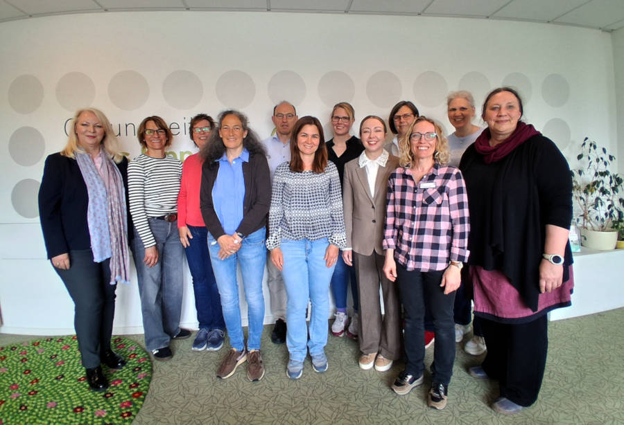 Wollen Familien in Lippe mit dem neuen Angebot unterstützen: Die Projektkoordinatorinnen, Ärztinnen, Ärzte und Lotsinnen des Gesundheitsamtes. Foto: Kreis Lippe