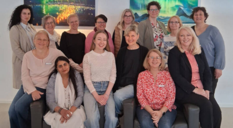 Freuen sich auf die neue Aufgabe als Familienlotsin (hinten von links): Nataliia Malysheva, Eva Schönke, Melanie Cegelski, Nicole Konrad, Claudia Cöster, Nicole Drewel, Heike Kiens, Saskia van Oosterum (Drogenberatung in Lippe e.V.) sowie (vorne von links) Britta Grebe (Teamleitung Familienfreundlicher Kreis Lippe), Naima Tasnim, Katharina Henning, Oleksandra Khilova, Monika Westhoff und Margit Monika Hahn. Foto: Kreis Lippe