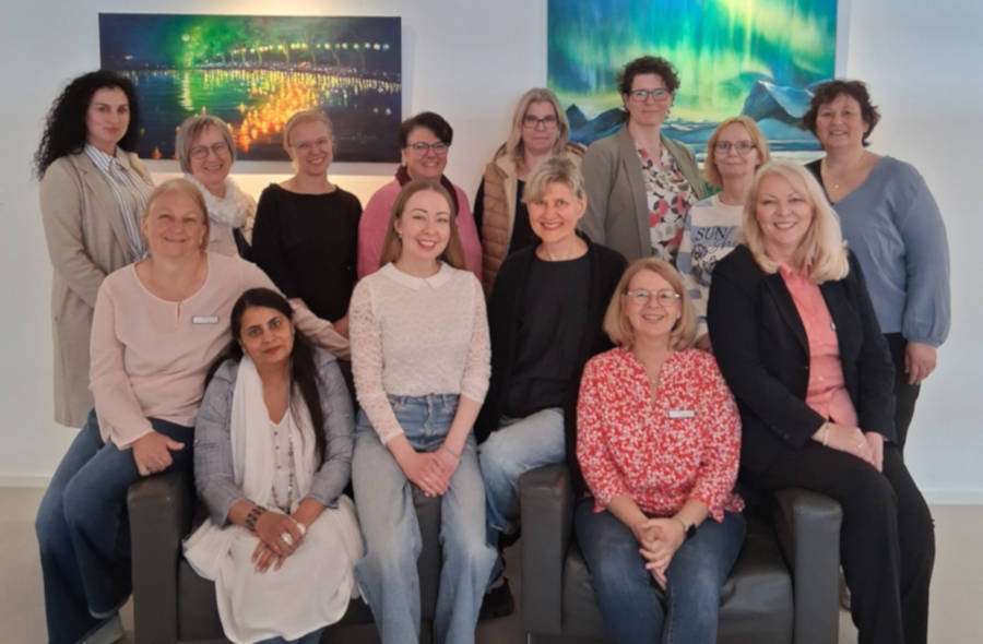 Freuen sich auf die neue Aufgabe als Familienlotsin (hinten von links): Nataliia Malysheva, Eva Schönke, Melanie Cegelski, Nicole Konrad, Claudia Cöster, Nicole Drewel, Heike Kiens, Saskia van Oosterum (Drogenberatung in Lippe e.V.) sowie (vorne von links) Britta Grebe (Teamleitung Familienfreundlicher Kreis Lippe), Naima Tasnim, Katharina Henning, Oleksandra Khilova, Monika Westhoff und Margit Monika Hahn. Foto: Kreis Lippe