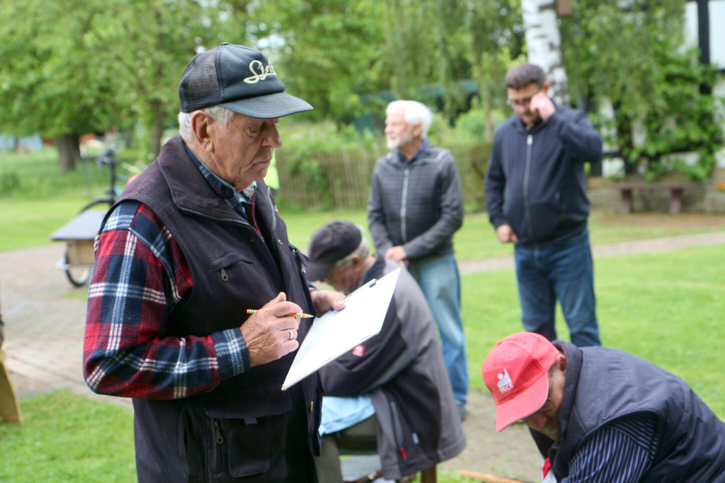 Juror Dieter Heyden prüft kritisch. Foto: Thomas Dohna