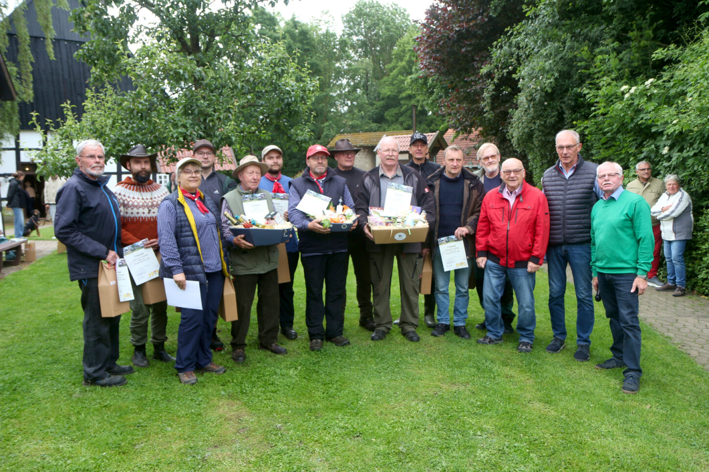 Die Teilnehmer des Mäh- und Dengelwettbewerbes haben ihre Preise aus den Händen des stellvertretenden Bürgermeisters Klaus Fiedler (Dritter von rechts), Bernd Hoffmann (Heimatverein, Zweiter von rechts) und Helmut Depping (rechts, Heimatverein) erhalten. Foto: Thomas Dohna
