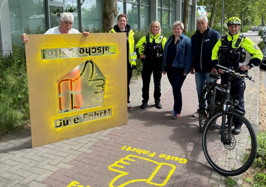 Sorgen für sichere Radwege in Bad Salzuflen von links: Uwe Sundermann (Mitarbeiter des Bauhofs Bad Salzuflen), Sebastian Baving (Radverkehrsbeauftragter Stadt Bad Salzuflen), Tanja Menze (Polizei Lippe), Anna-Lena Mügge (Radverkehrsbeauftragte Kreis Lippe), Manfred Kelle (ADFC e. V. Ortsgruppe Bad Salzuflen) und Björn Gehrmann (Polizei Lippe). Foto: Kreis Lippe
