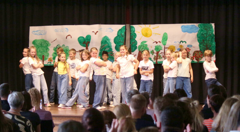 Bei der Aufführung des Musicals Traumbaum an der Grundschule Nord tanzen auf der Bühne viele Kinder mit ansteckender Begeisterung Foto: Thomas Dohna