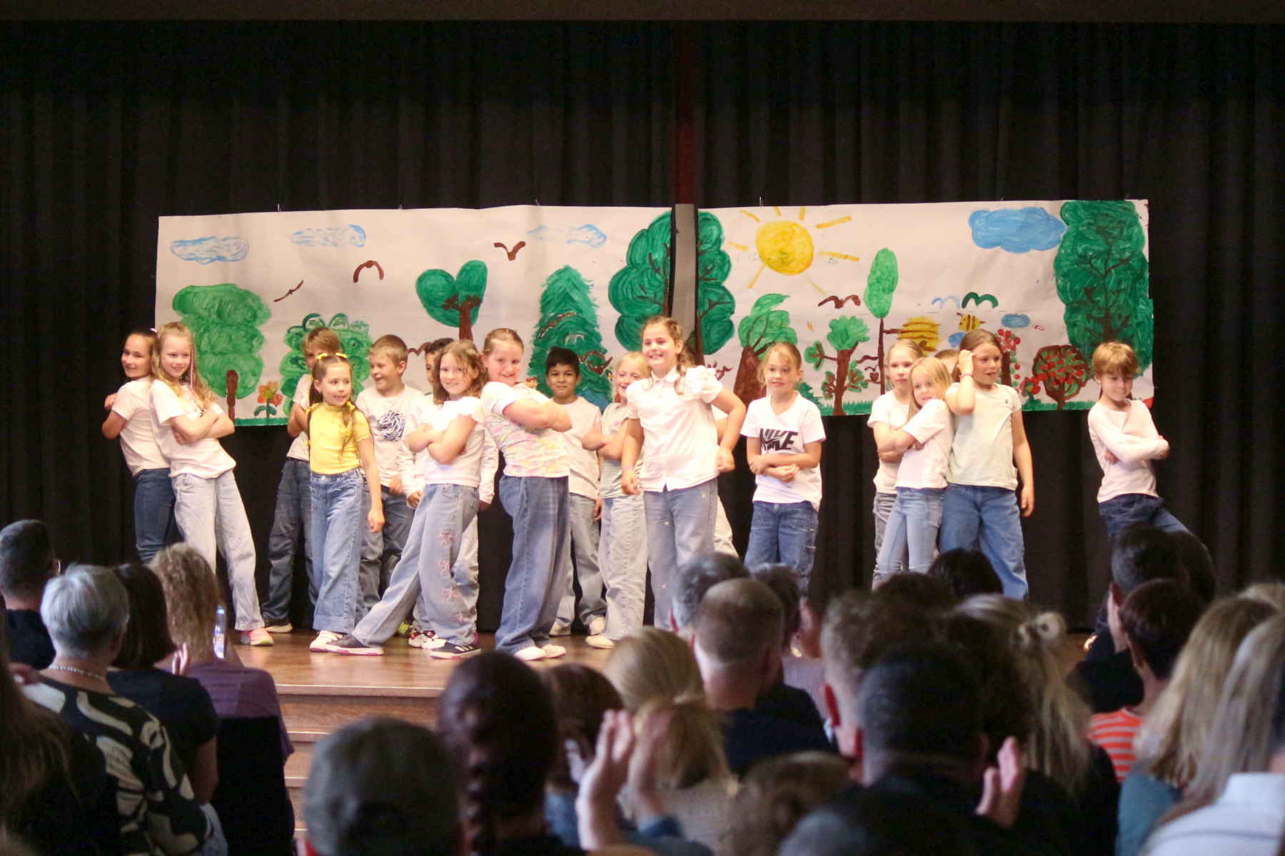 Bei der Aufführung des Musicals Traumbaum an der Grundschule Nord tanzen auf der Bühne viele Kinder mit ansteckender Begeisterung Foto: Thomas Dohna