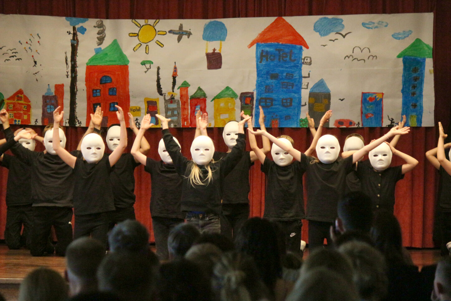 Tanz mit Masken. Foto: Thomas Dohna