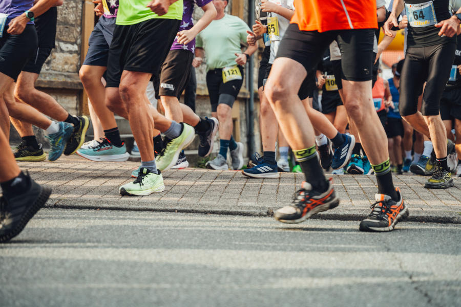 Am 17. Juni können Laufbegeisterte gemeinsam die Lauftrails der Bergstadt erkunden und ein tolles Gemeinschaftsgefühl erleben. Foto: Oerlinghausen Marketing / Tim Fröhlich