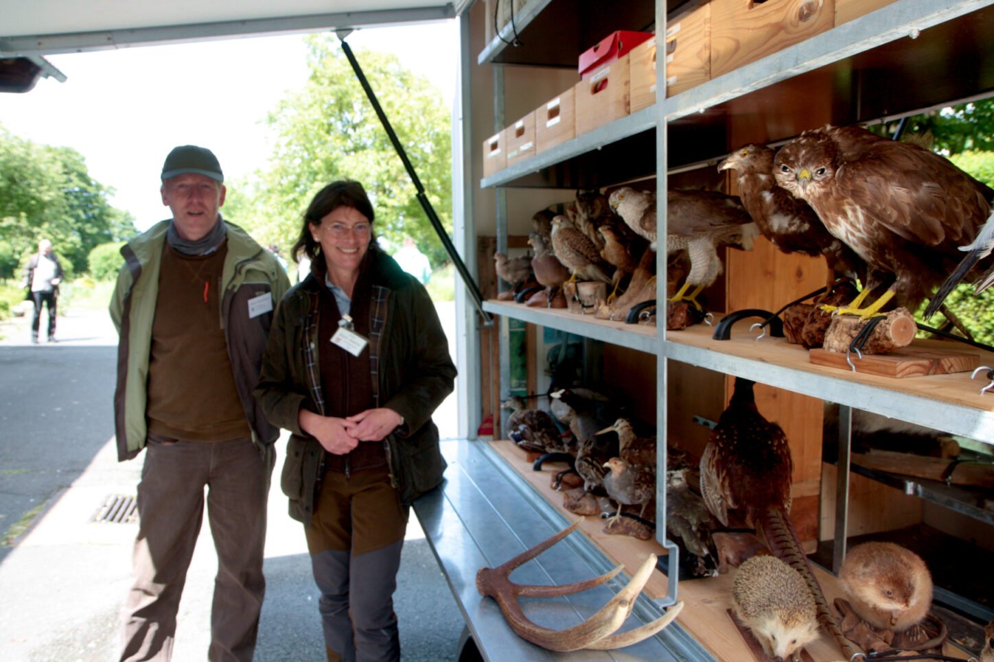Bernd Gronemeyer und Claudia Glietz-Ganster von der Kreisjägerschaft waren mit der rollenden Waldschule zu Gast. Foto: Thomas Dohna