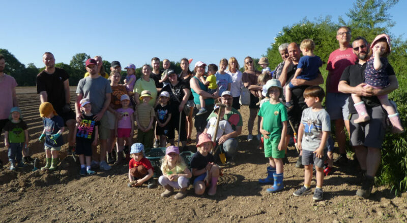 Kinder, Eltern und Erzieherinnen der Kita Spatzennest beim diesjährigen Kartoffensetzen auf dem Acker von Bauer Altrogge. Foto: Privat