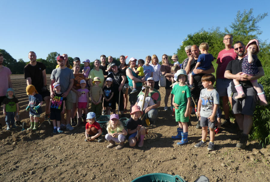Kinder, Eltern und Erzieherinnen der Kita Spatzennest beim diesjährigen Kartoffensetzen auf dem Acker von Bauer Altrogge. Foto: Privat