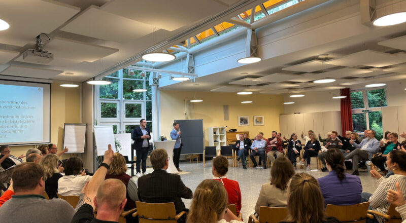 Bei der Lippischen Landessynode kamen auch soziokratische Entscheidungsverfahren unter der Moderation von Prof. Florian Karcher und Prof. Germo Zimmermann (Evangelische Hochschule Hessen) zum Einsatz. Foto: Lippische Landeskirche