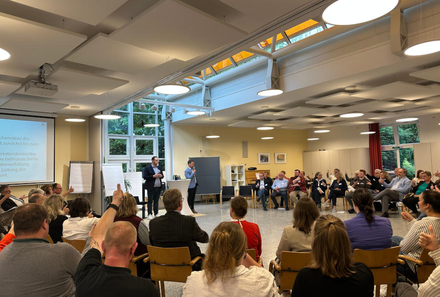 Bei der Lippischen Landessynode kamen auch soziokratische Entscheidungsverfahren unter der Moderation von Prof. Florian Karcher und Prof. Germo Zimmermann (Evangelische Hochschule Hessen) zum Einsatz. Foto: Lippische Landeskirche