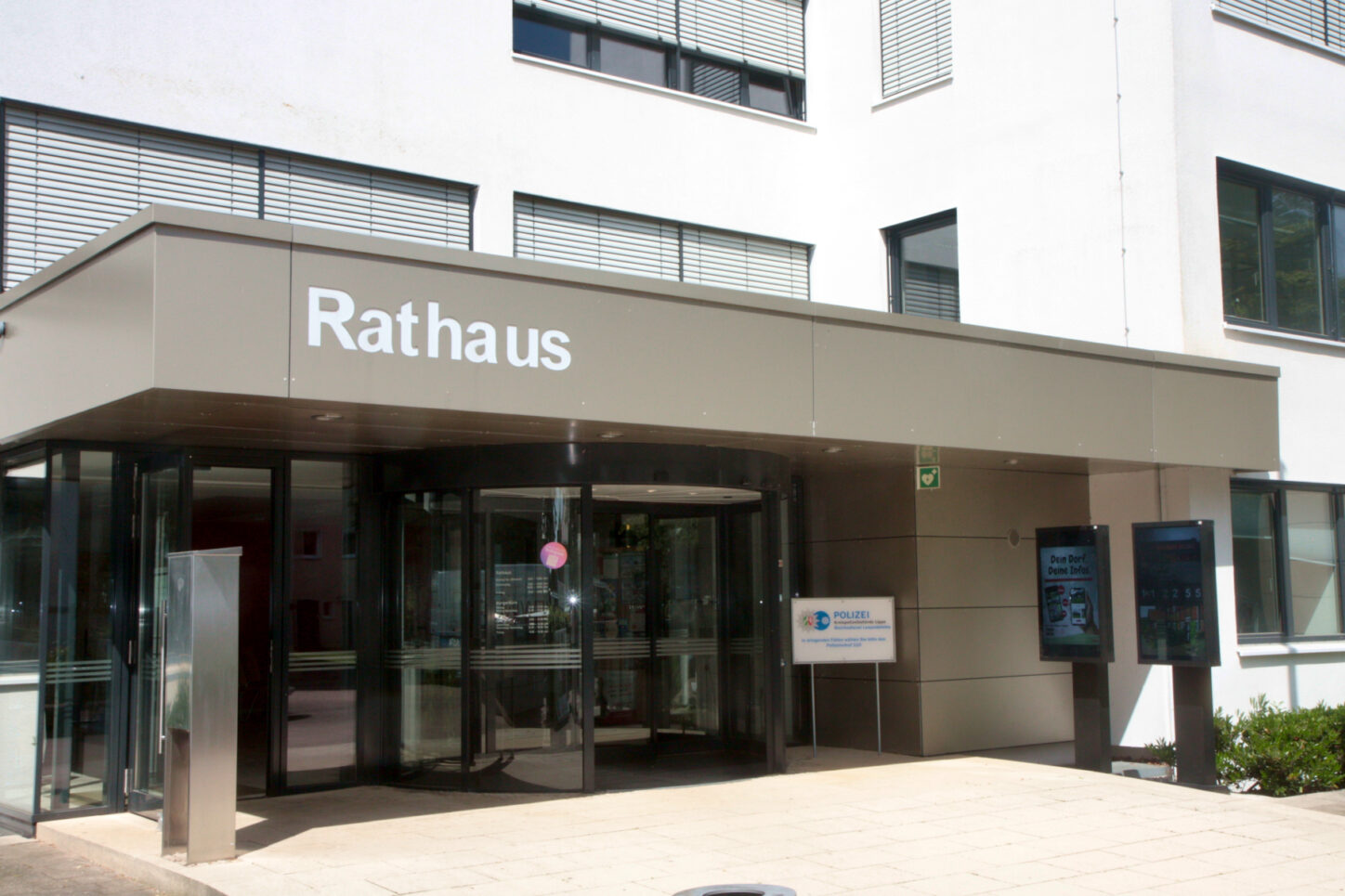 Der Eingang des Leopoldshöher Rathauses. Archivfoto (2026): Thomas Dohna