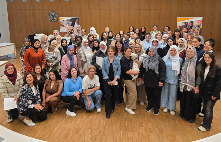 Freude am Lernen, Spaß an der Integration: Teilnehmende und Elternbegleiterinnen werden für ihr Engagement ausgezeichnet. Foto: Kreis Lippe