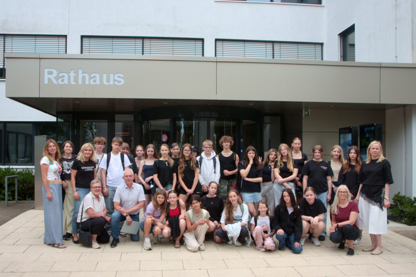 Schüler aus der polnischen Partnergemeinde Mysłakowice waren in Leopoldshöhe auch im Rathaus zu Gast. Foto: Thomas Dohna