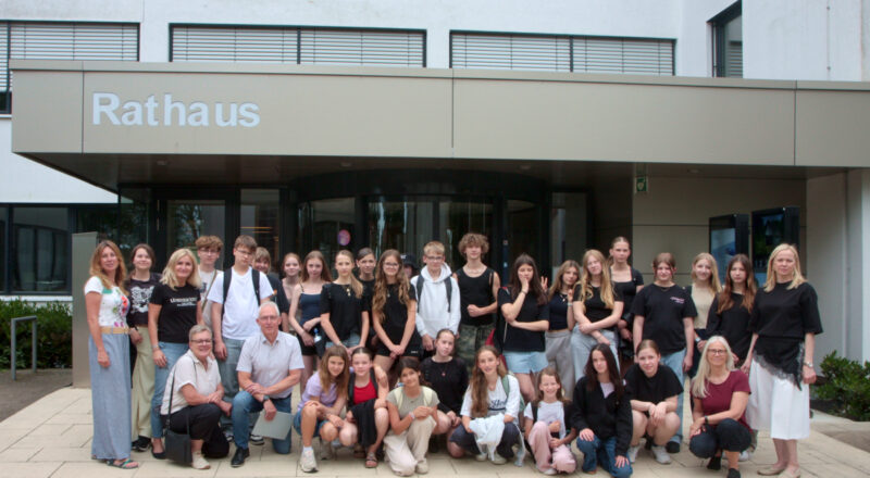 Schüler aus der polnischen Partnergemeinde Mysłakowice waren in Leopoldshöhe auch im Rathaus zu Gast. Foto: Thomas Dohna
