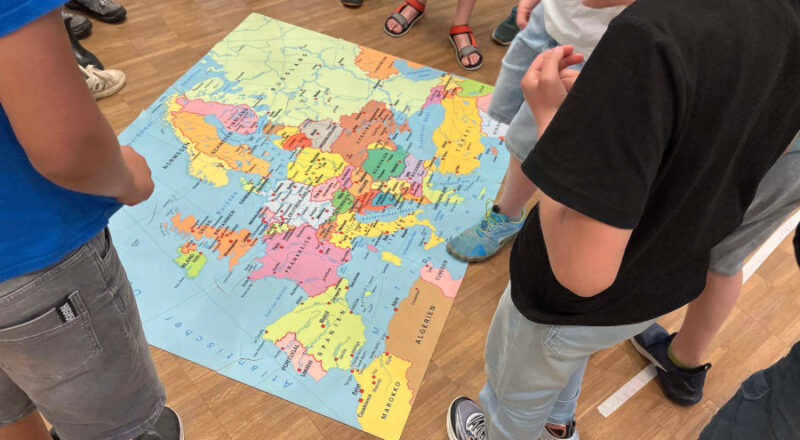 Schülerinnen und Schüler der Freiligrathschule schauen auf eine Europakarte. Foto: Kreis Lippe