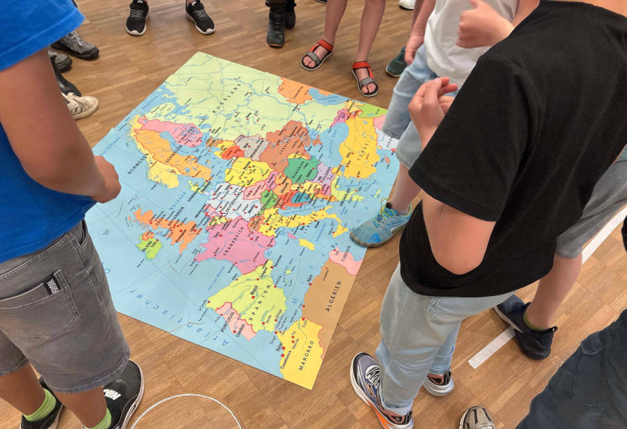 Schülerinnen und Schüler der Freiligrathschule schauen auf eine Europakarte. Foto: Kreis Lippe