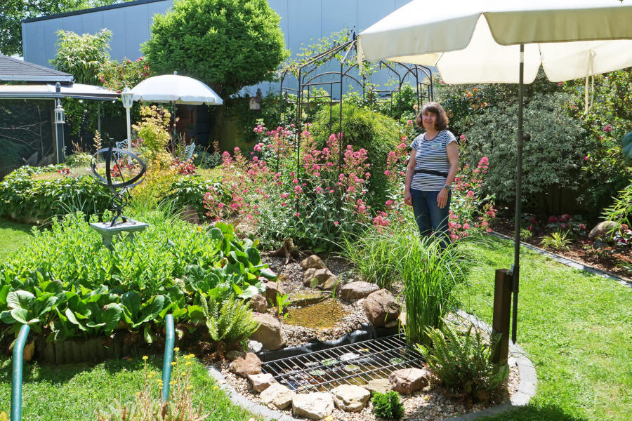 Sigrid Wagner steht in ihrem Garten am Schuckenteichweg. Foto: Martin Düsterberg