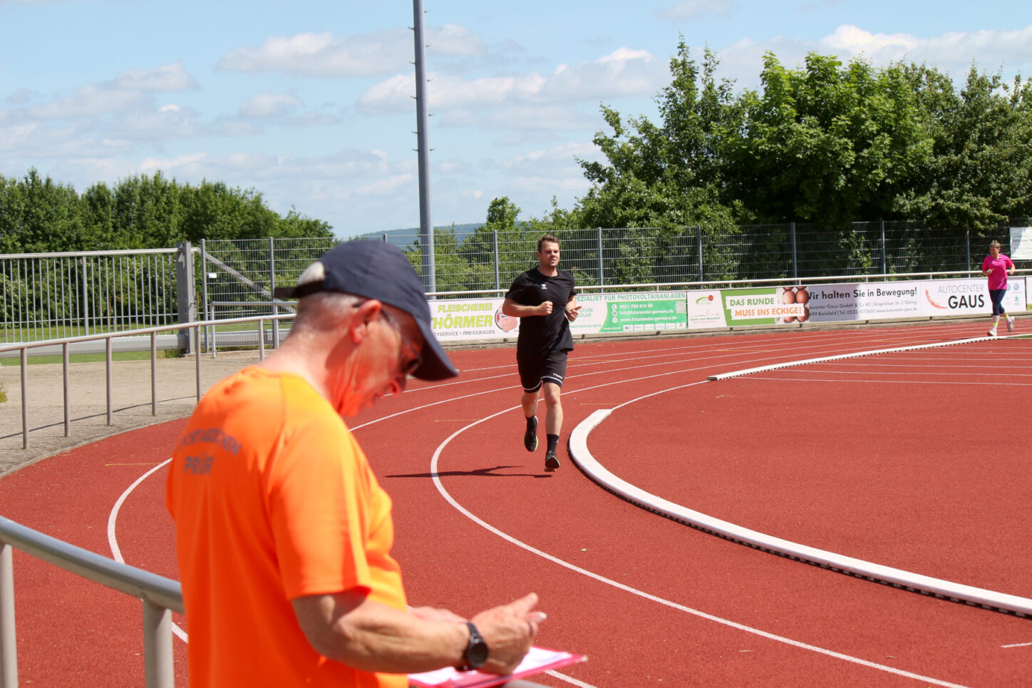 Im Bereich Ausdauer ist der 3.000-Meter-Lauf beliebt. Sportabzeichenprüfer Jörg Amelung notiert die Rundenzeiten. Foto: Thomas Dohna